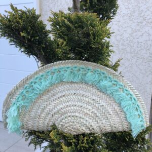 Pochette Demi Lune en osier pompons vert